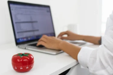 Illustration of the Pomodoro Technique with a timer and productivity tips